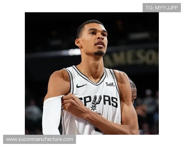 马刺队发布新赛季球员定妆照文班亚马和索汉等新星齐聚亮相